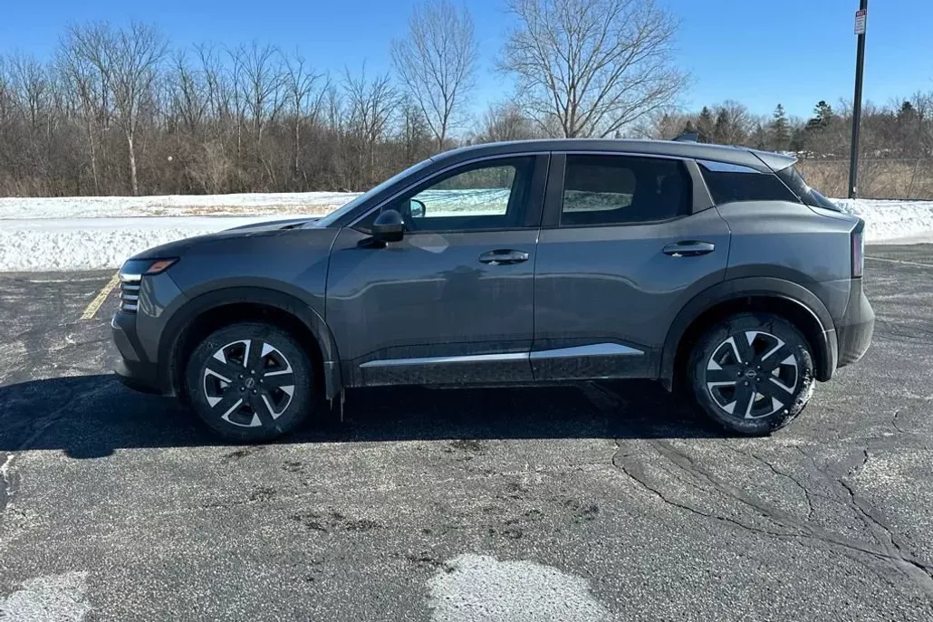 2025 Nissan Kicks SV photo 1