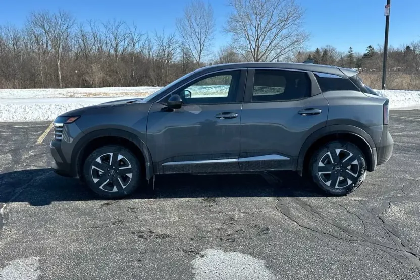 2025 Nissan Kicks SV photo 1