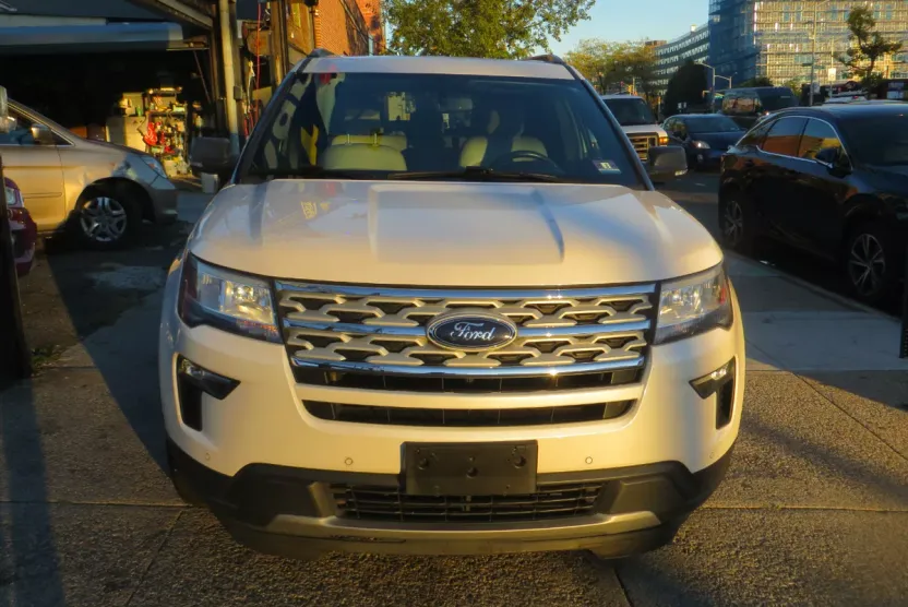 2019 Ford Explorer XLT photo 1
