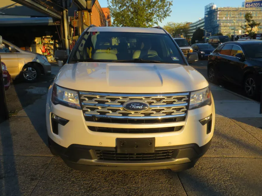 2019 Ford Explorer XLT photo 1