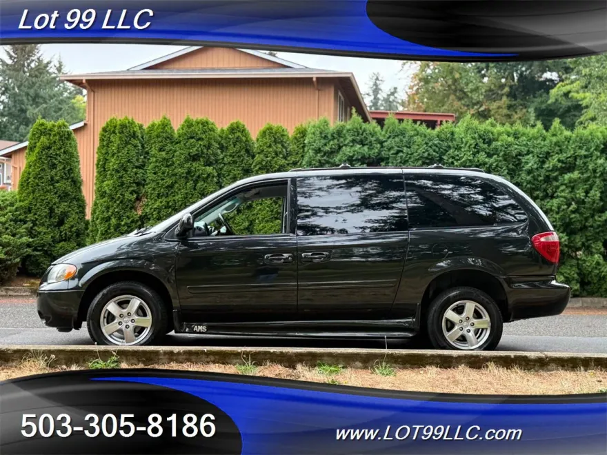 2005 Dodge Grand Caravan SXT photo 1