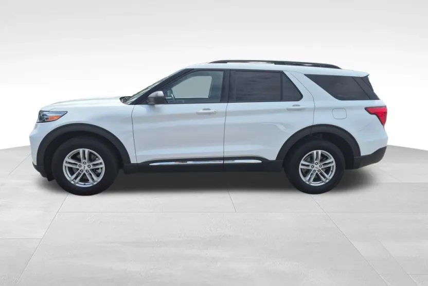 2023 Ford Explorer XLT photo 1