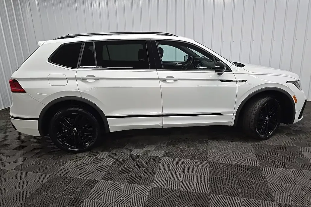 2022 Volkswagen Tiguan SE R-Line Black photo 1