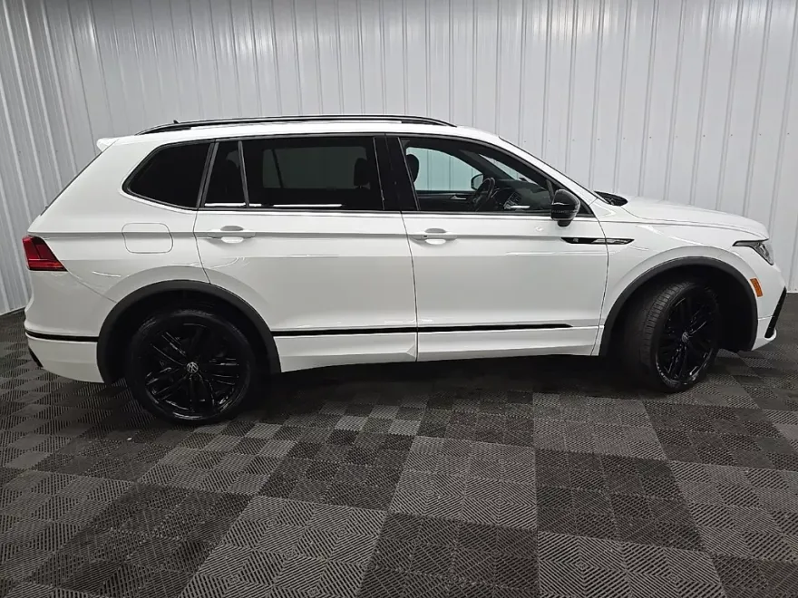 2022 Volkswagen Tiguan SE R-Line Black photo 1