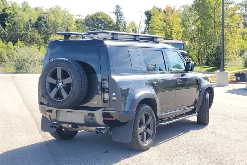 2022 Land Rover Defender 110 V8 photo 1