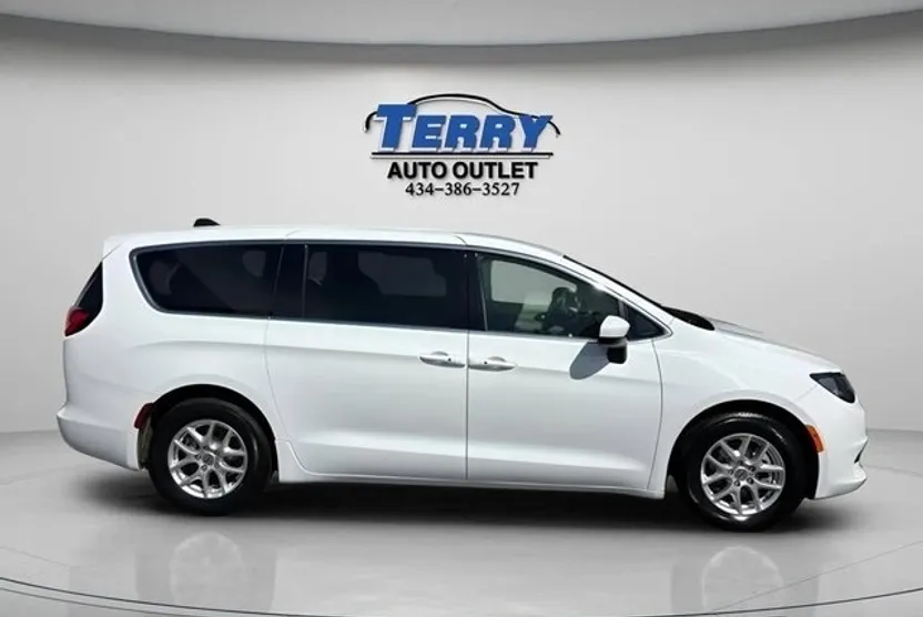 2023 Chrysler Voyager LX photo 1