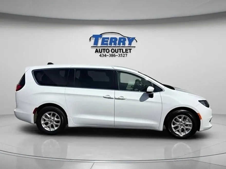 2023 Chrysler Voyager LX photo 1