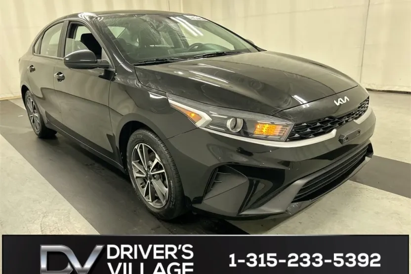 2023 Kia Forte LXS photo 1