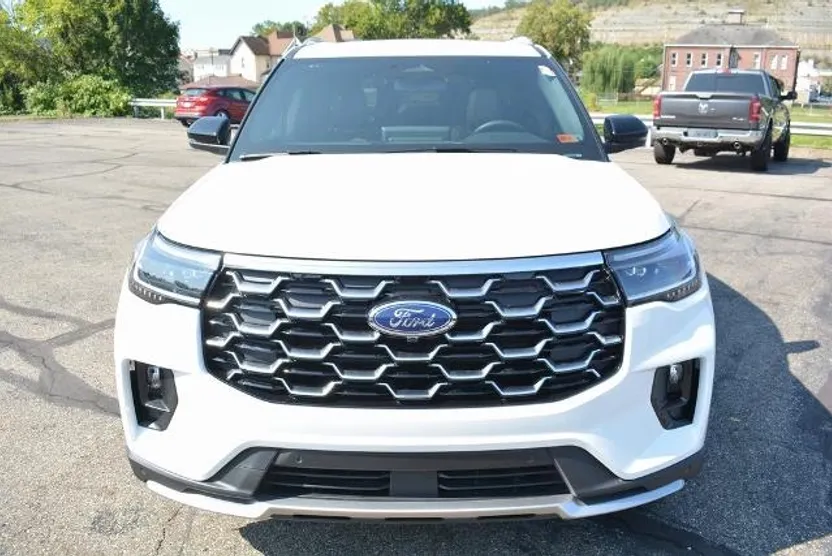 2025 Ford Explorer Platinum photo 1