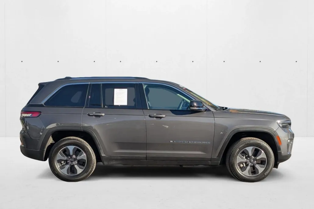 2023 Jeep Cherokee Sport photo 1