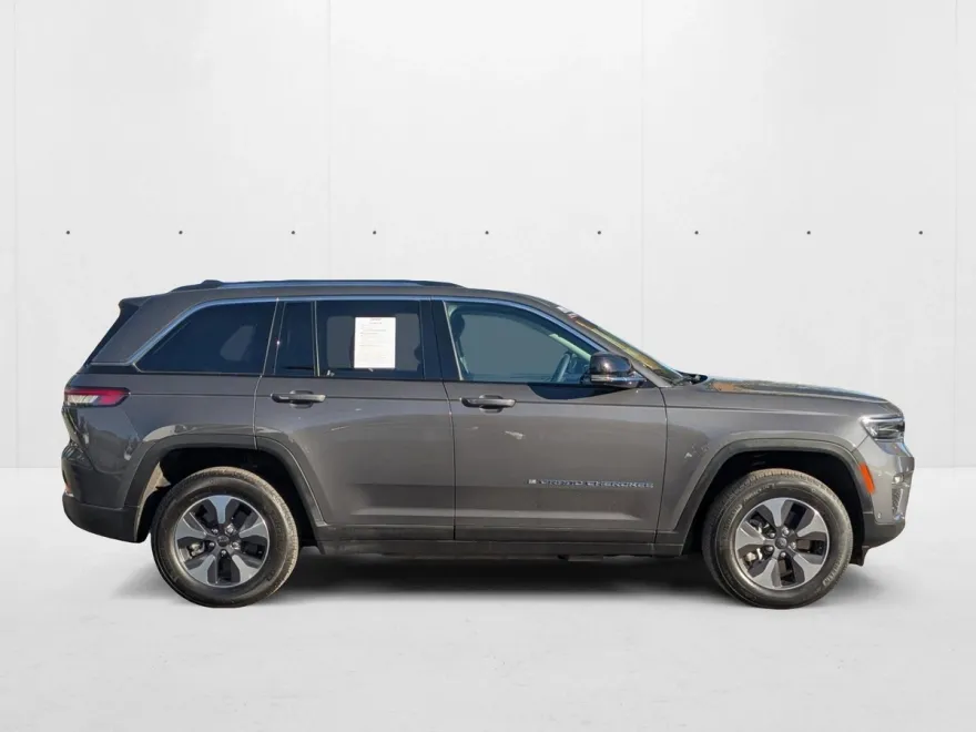2023 Jeep Cherokee Sport photo 1