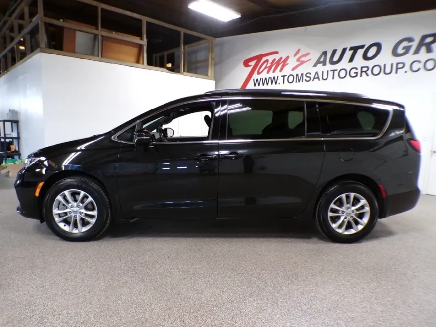 2022 Chrysler Pacifica Touring photo 1