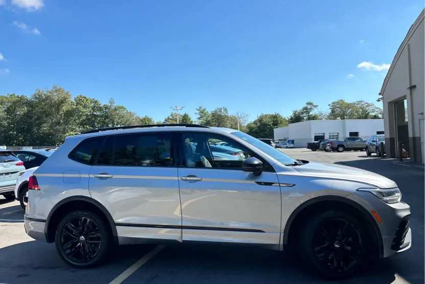 2022 Volkswagen Tiguan SE R-Line Black photo 1
