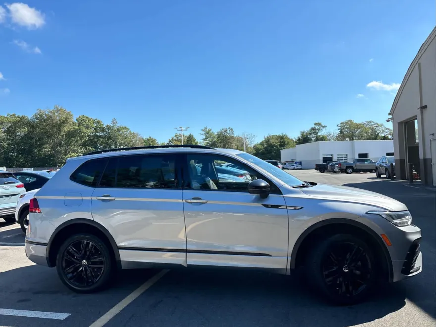 2022 Volkswagen Tiguan SE R-Line Black photo 1