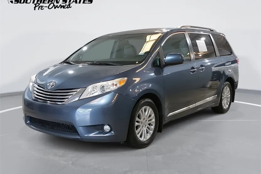 2017 Toyota Sienna XLE photo 1