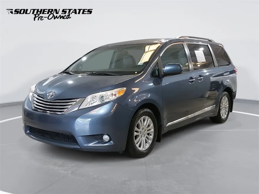 2017 Toyota Sienna XLE photo 1