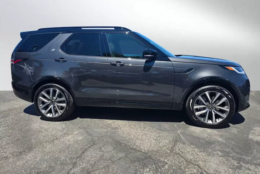 2025 Land Rover Discovery SE photo 1
