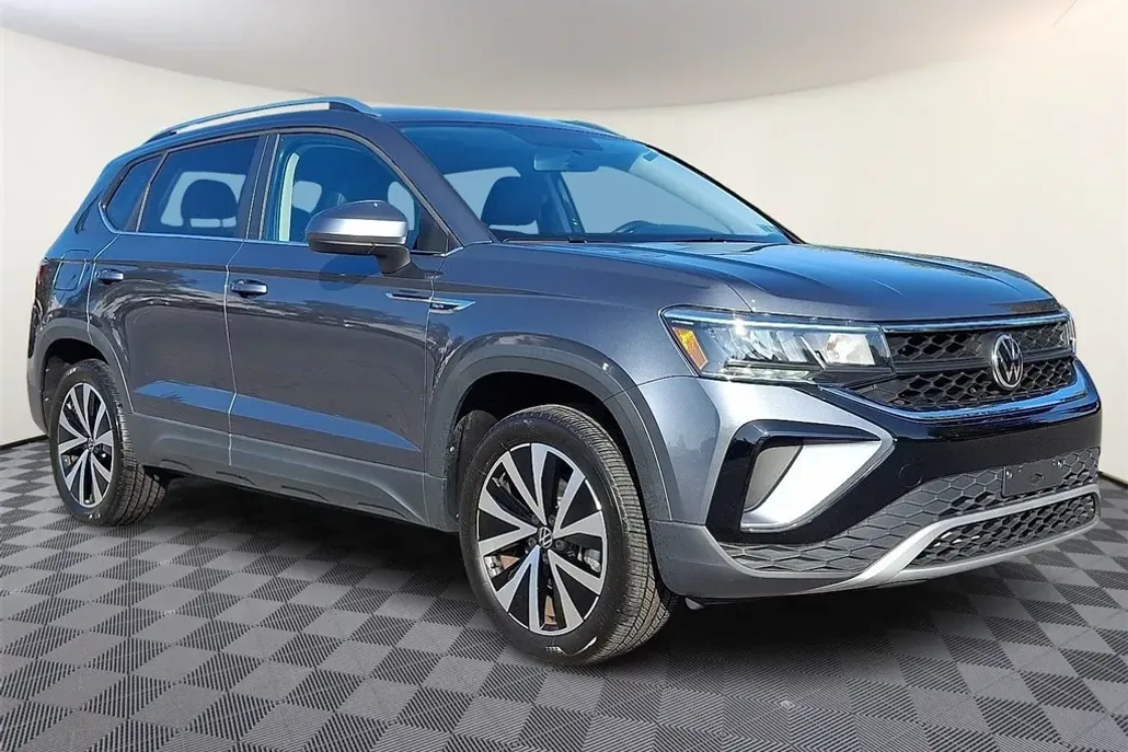 2022 Volkswagen Taos SE photo 1