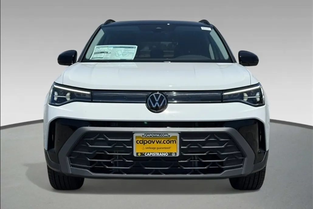 2025 Volkswagen Taos SE photo 1