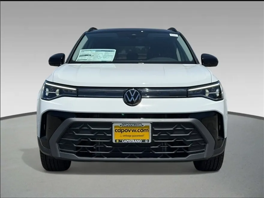 2025 Volkswagen Taos SE photo 1