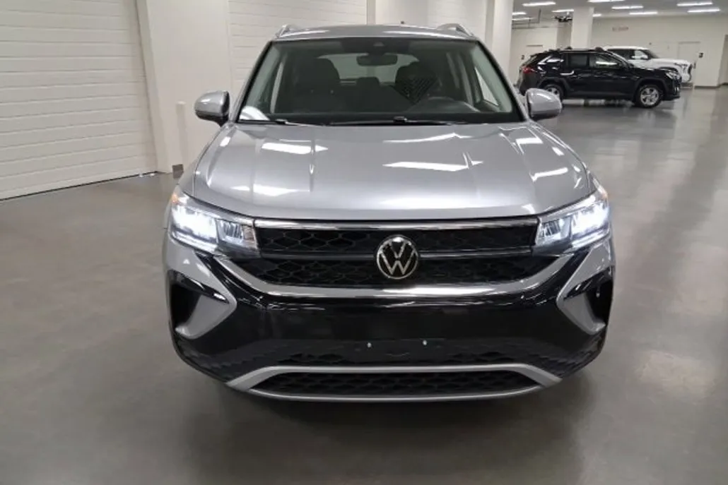 2024 Volkswagen Taos SE photo 1