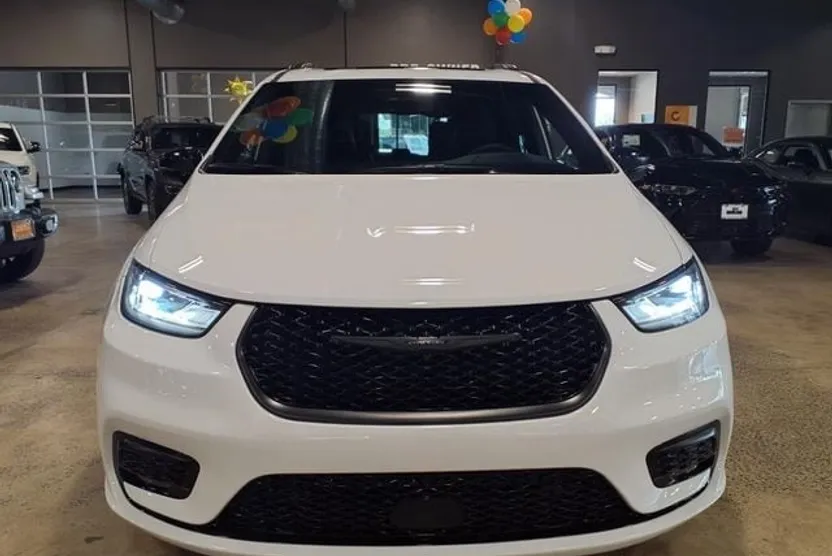 2024 Chrysler Pacifica Hybrid photo 1