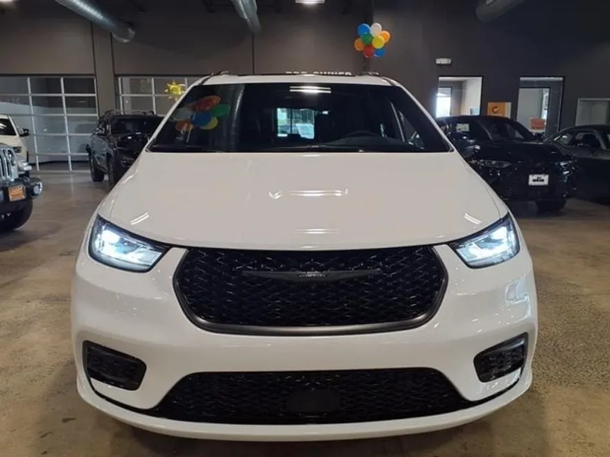 2024 Chrysler Pacifica Hybrid photo 1