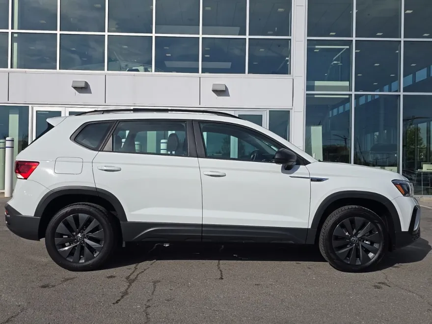 2024 Volkswagen Taos S photo 1