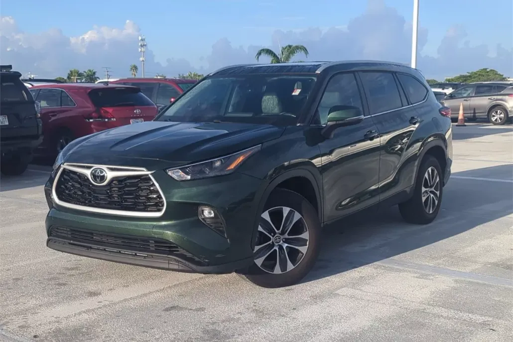 2023 Toyota Highlander XLE photo 1