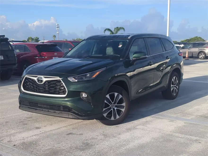 2023 Toyota Highlander XLE photo 1