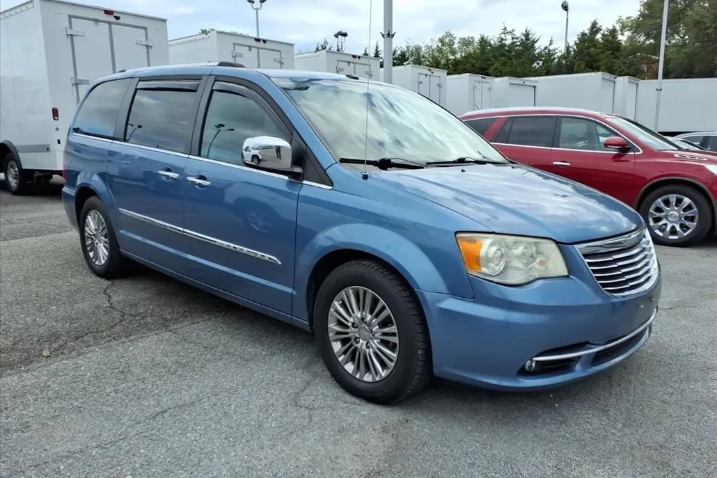 2011 Chrysler Town & Country Limited photo 1