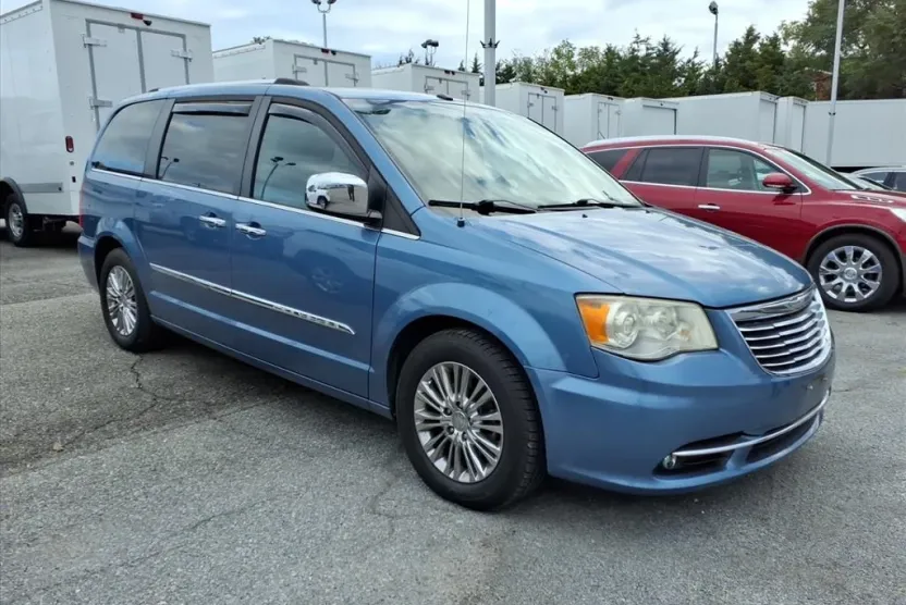 2011 Chrysler Town & Country Limited photo 1