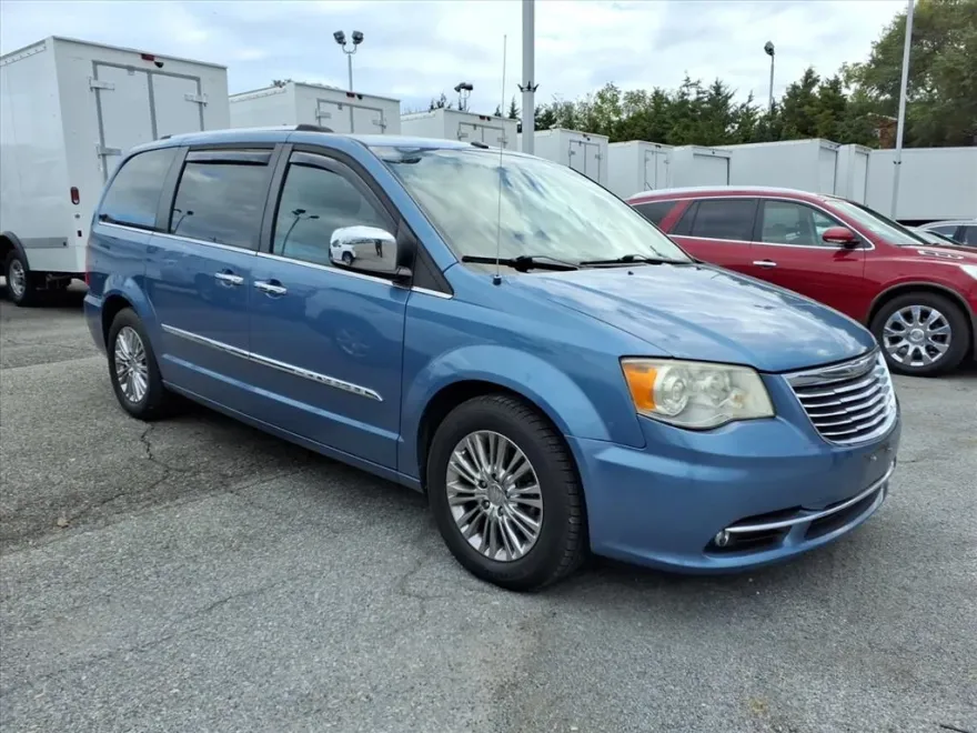 2011 Chrysler Town & Country Limited photo 1