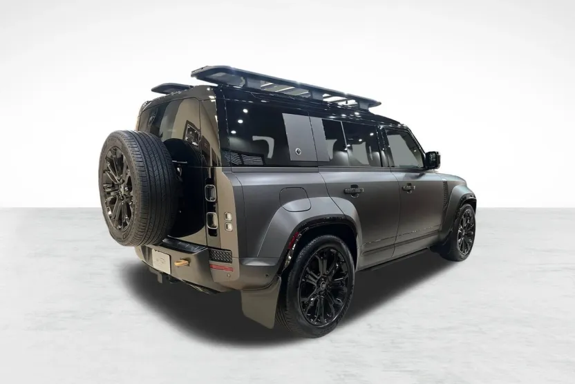 2025 Land Rover Defender 110 photo 1