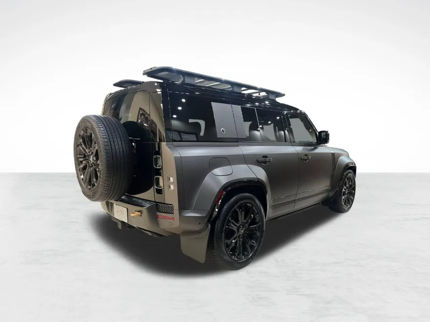 2025 Land Rover Defender 110 photo 1