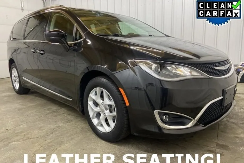 2017 Chrysler Pacifica Touring L photo 1