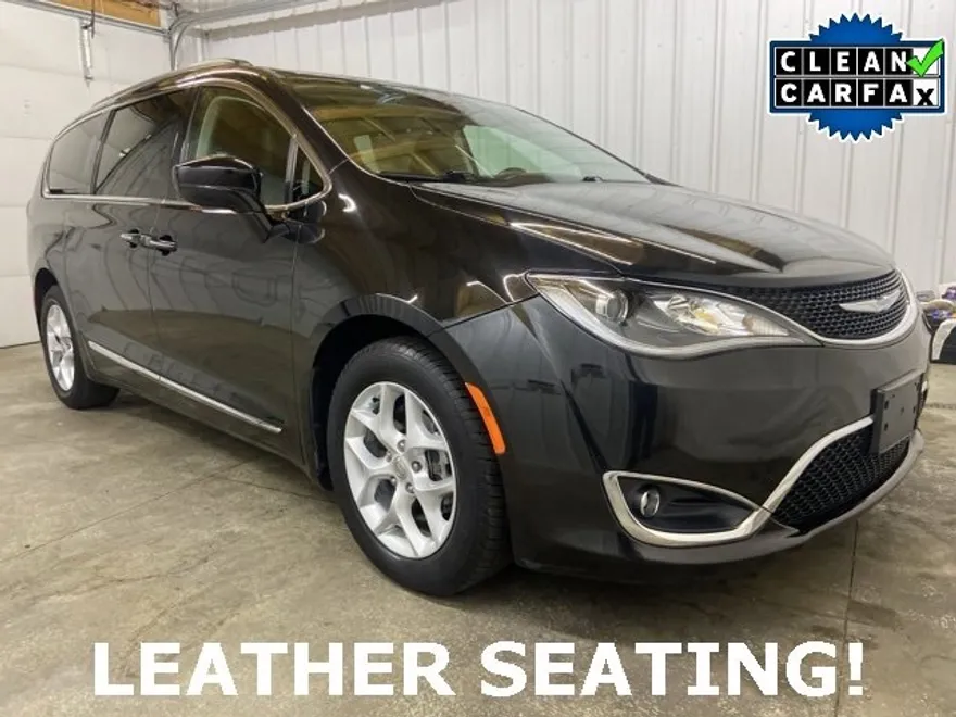 2017 Chrysler Pacifica Touring L photo 1