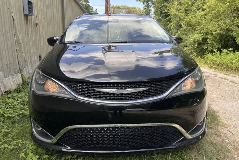 2017 Chrysler Pacifica Touring L photo 1
