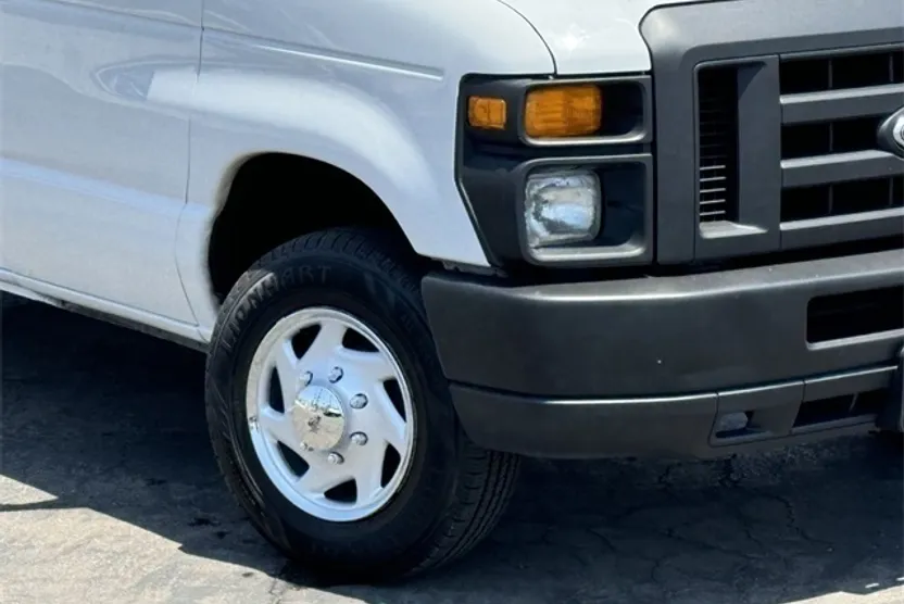 2009 Ford E-150 photo 1