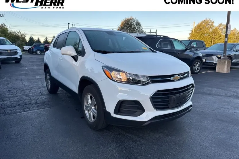 2022 Chevrolet Trax LS photo 1