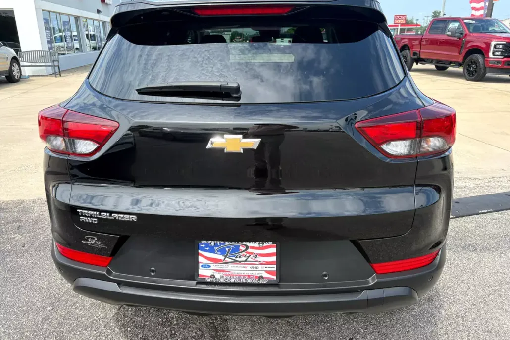 2024 Chevrolet Trailblazer LS photo 1