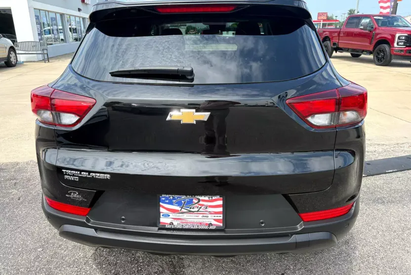 2024 Chevrolet Trailblazer LS photo 1