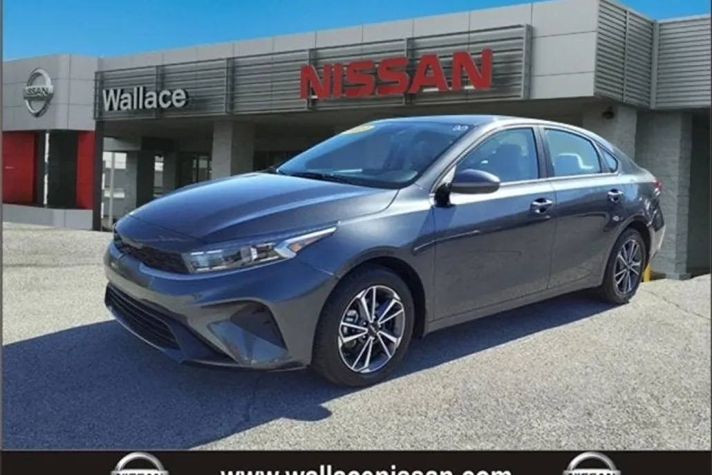 2023 Kia Forte LXS photo 1