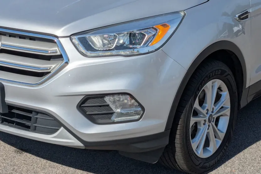 2019 Ford Escape SEL photo 1