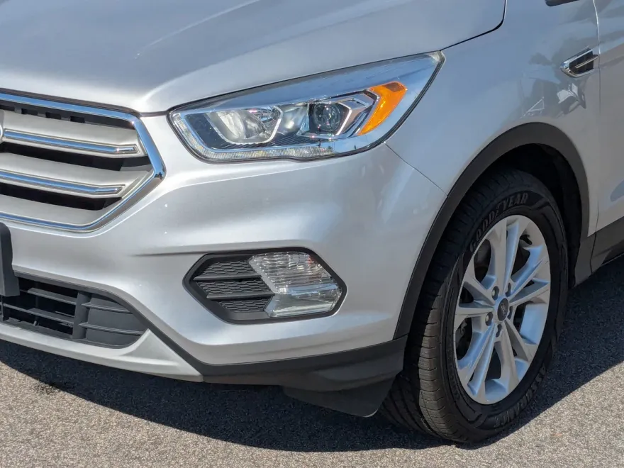 2019 Ford Escape SEL photo 1