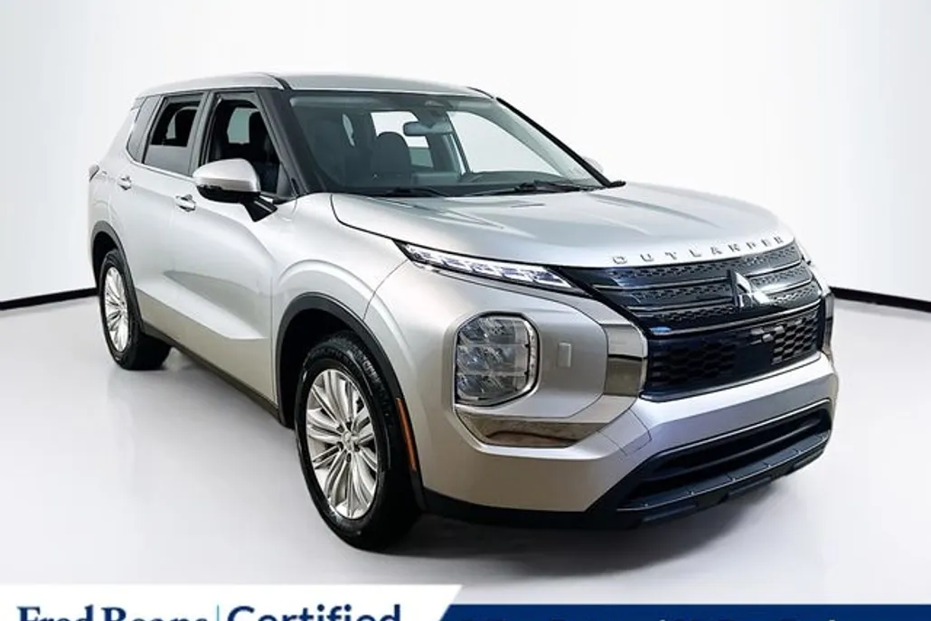2022 Mitsubishi Outlander ES photo 1