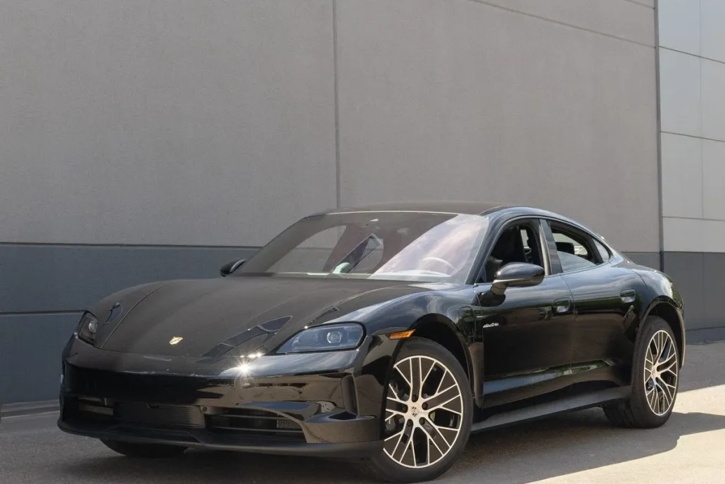 2025 Porsche Taycan 4 photo 1