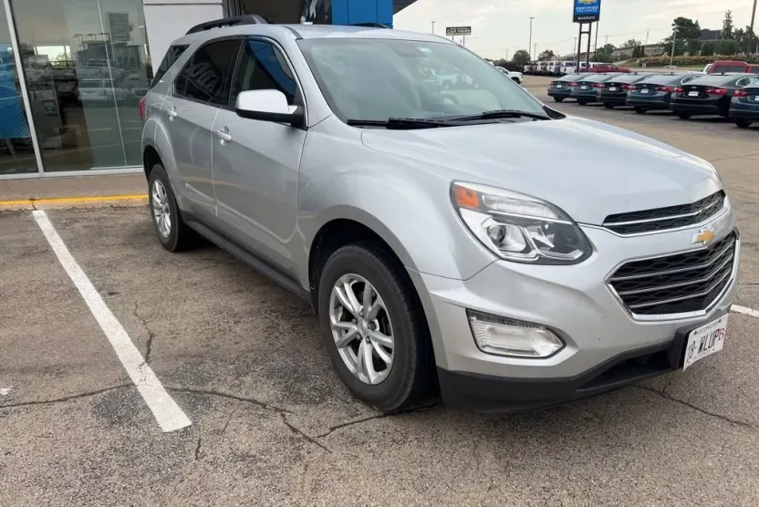 2017 Chevrolet Equinox LT photo 1