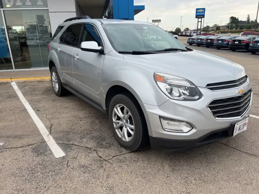 2017 Chevrolet Equinox LT photo 1