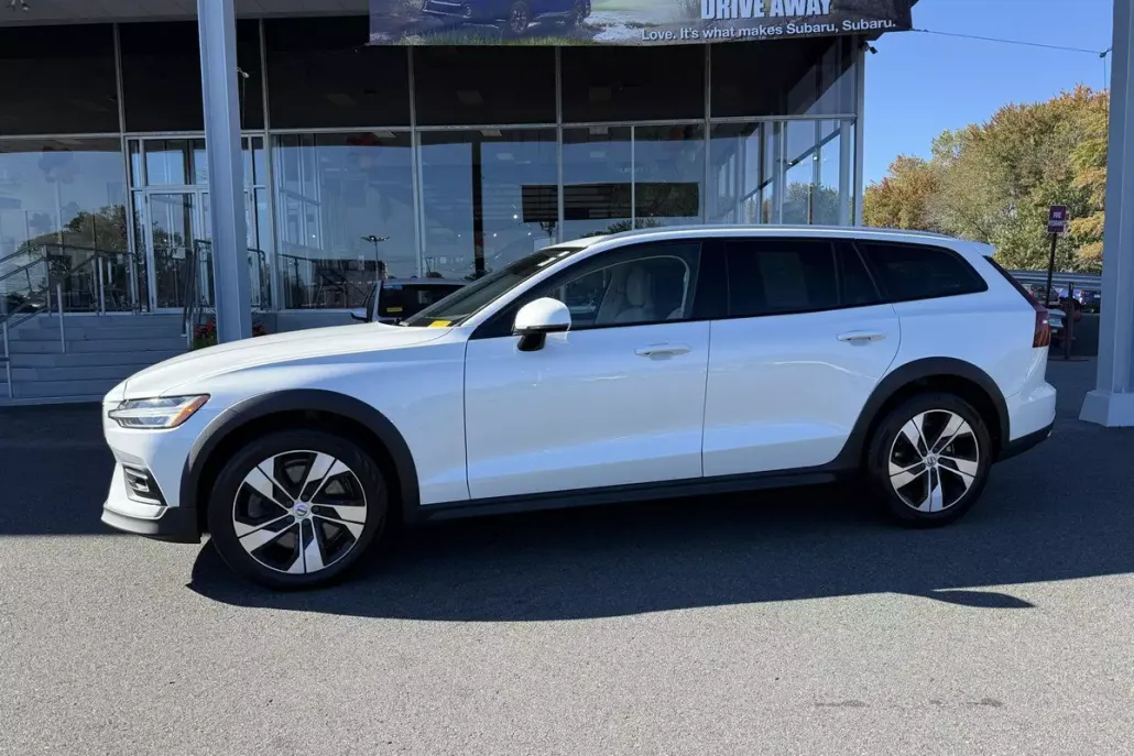 2021 Volvo V60 Cross Country photo 1